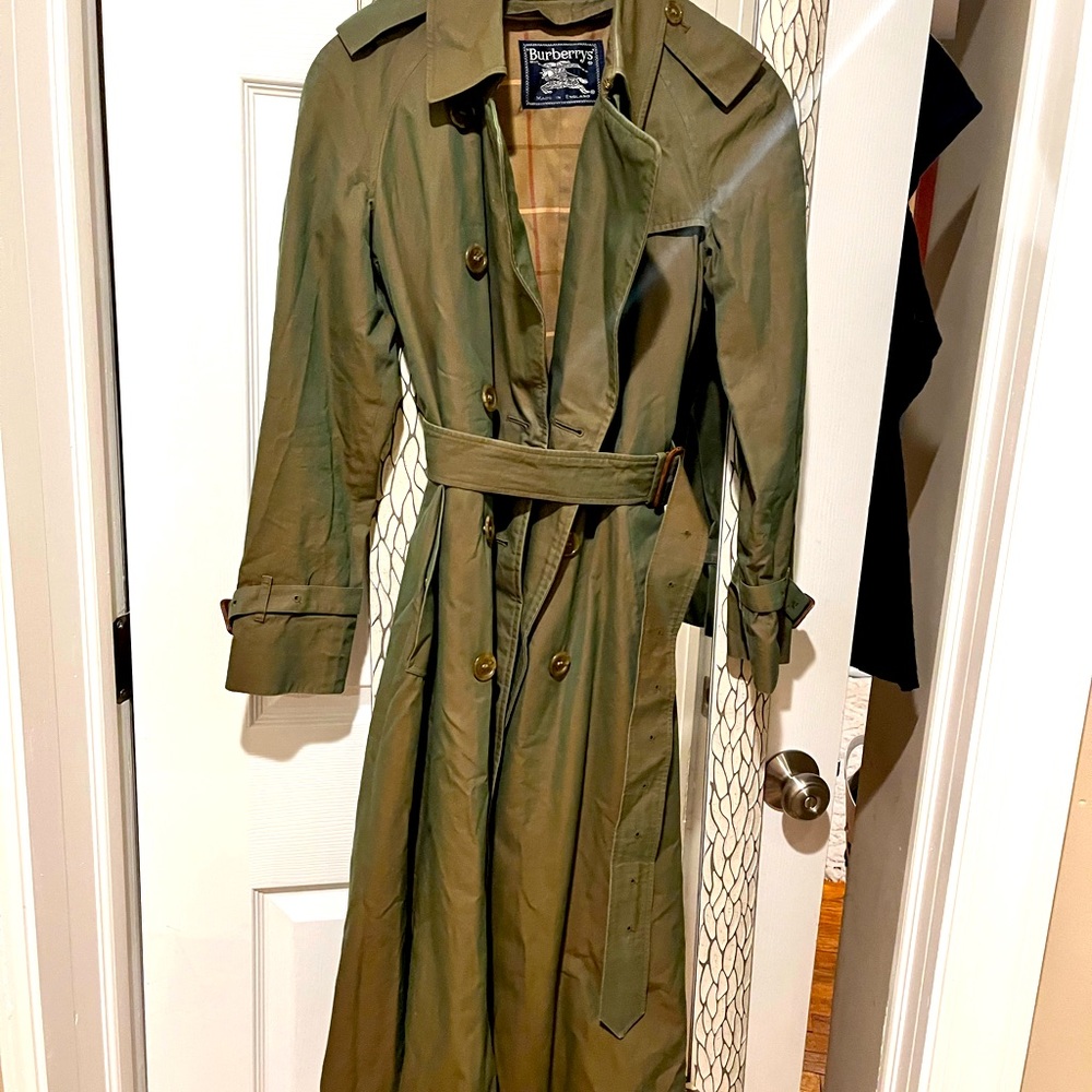 This coat has a subtle iridescent sheen which is really pretty ✨
